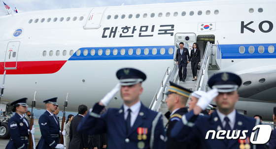샌프란시스코 도착하는 윤 대통령과 김건희 여사