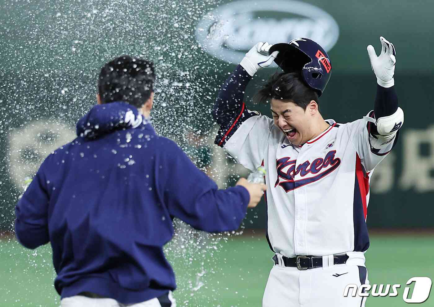 16일 오후 일본 도쿄돔에서 열린 '2023 아시아프로야구챔피언십(APBC)' 대한민국과 호주의 경기 10회말 무사 1,2루 상황, 대한민국 노시환이 끝내기 안타를 친 후 동료 선수들에게 축하를 받고 있다. 2023.11.16/뉴스1 © News1 이재명 기자