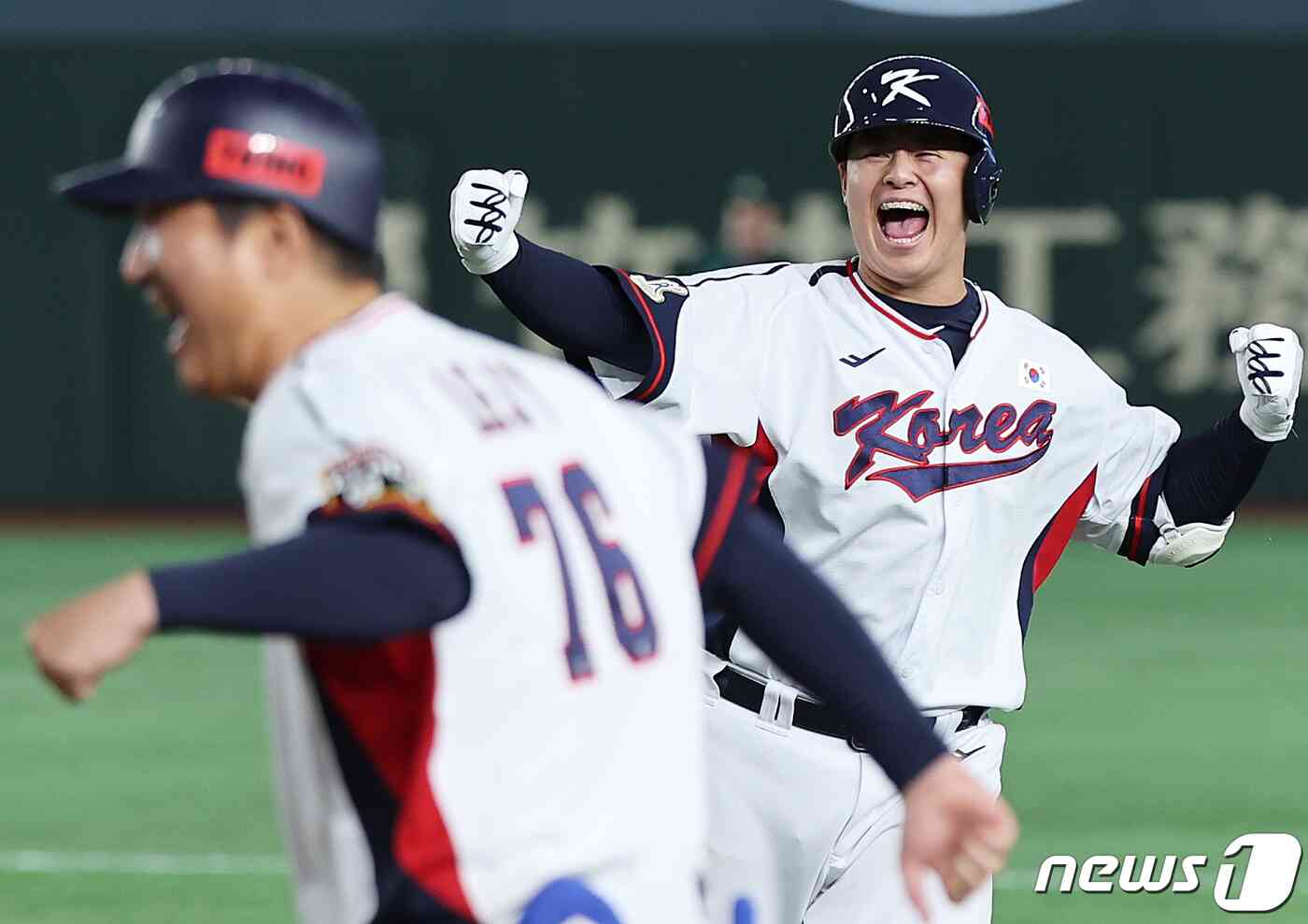 16일 오후 일본 도쿄돔에서 열린 '2023 아시아프로야구챔피언십(APBC)' 대한민국과 호주의 경기 10회말 무사 1,2루 상황, 대한민국 노시환이 끝내기 안타를 친 후 기뻐하고 있다. 2023.11.16/뉴스1 © News1 이재명 기자