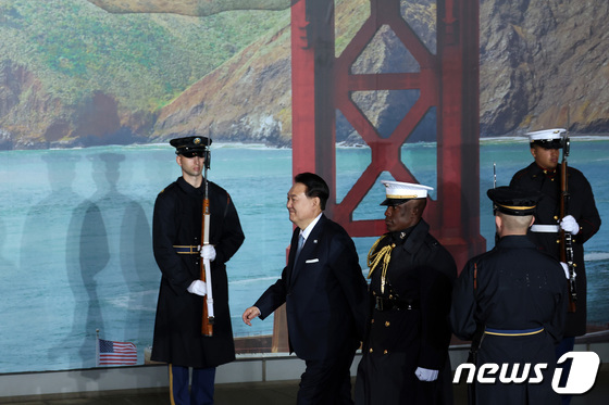 윤 대통령, APEC 환영 리셉션 입장