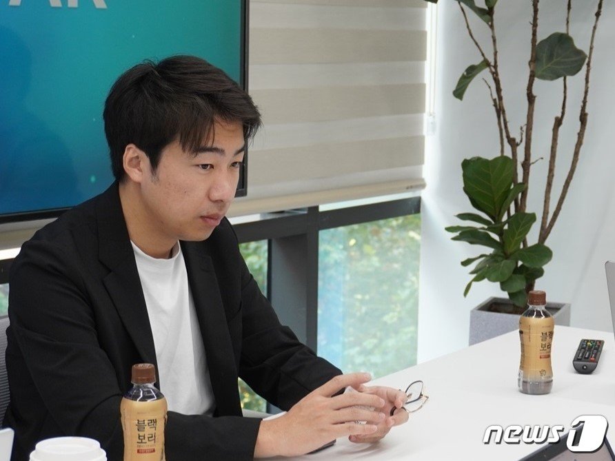 본문 이미지 - 소타 와타나베 아스타 네트워크 CEO가 <뉴스1>과 인터뷰하고 있다.