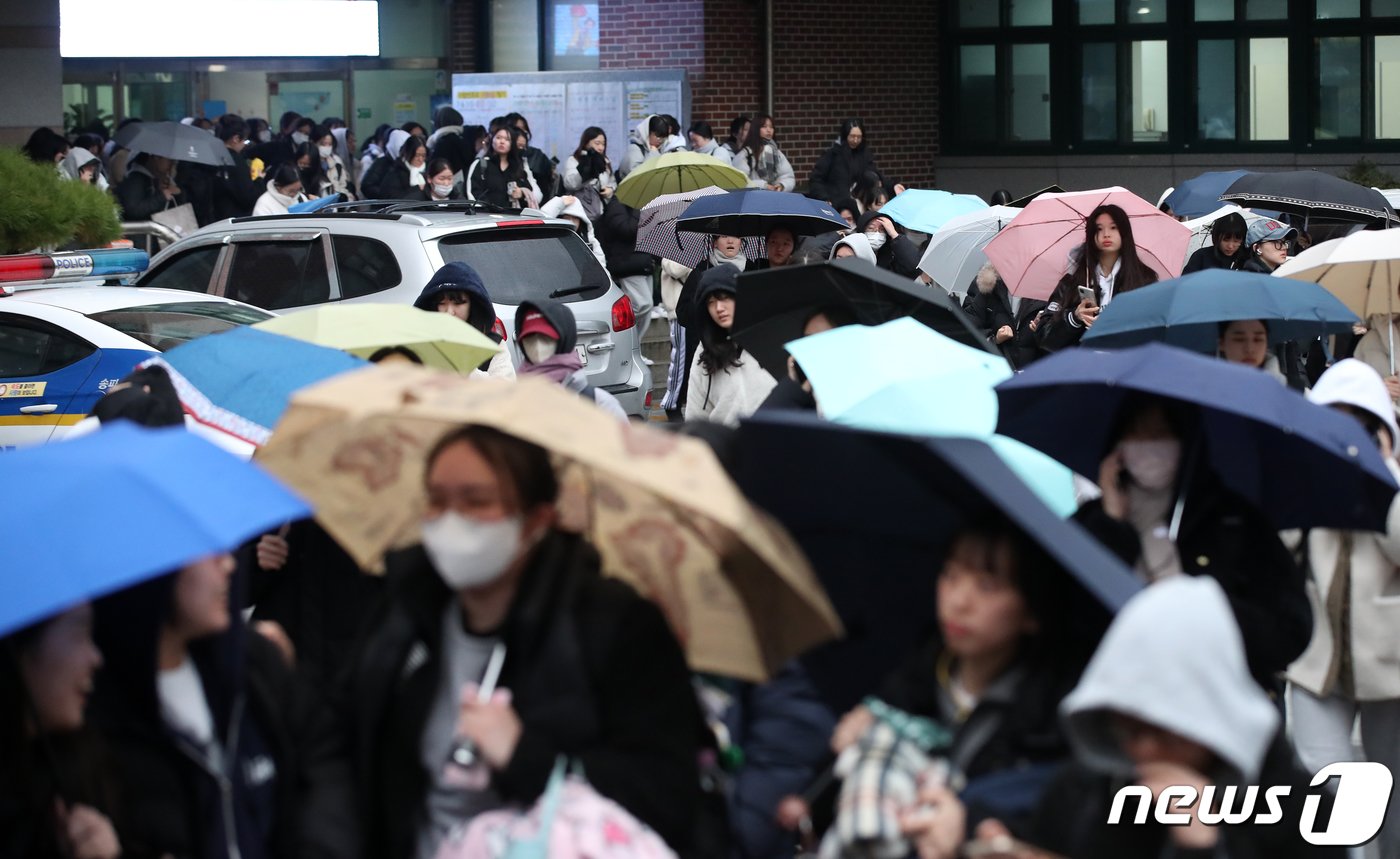 본문 이미지 - 시험을 미친 수험생들이 발걸음을 옮기고 있다. 2023.11.16/뉴스1 ⓒ News1  