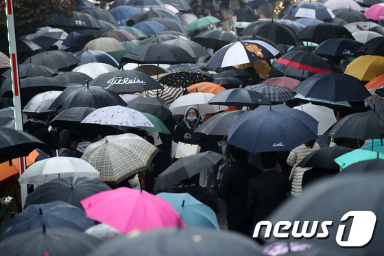 시험장 앞 우산 행렬