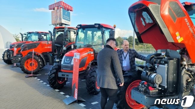 본문 이미지 - 2023 카이오티 총판 대회 야외 전시장에서 총판사 대표들이 HX시리즈 등 유럽 출시 제품을 살펴보고 있다. &#40;대동 제공&#41; 