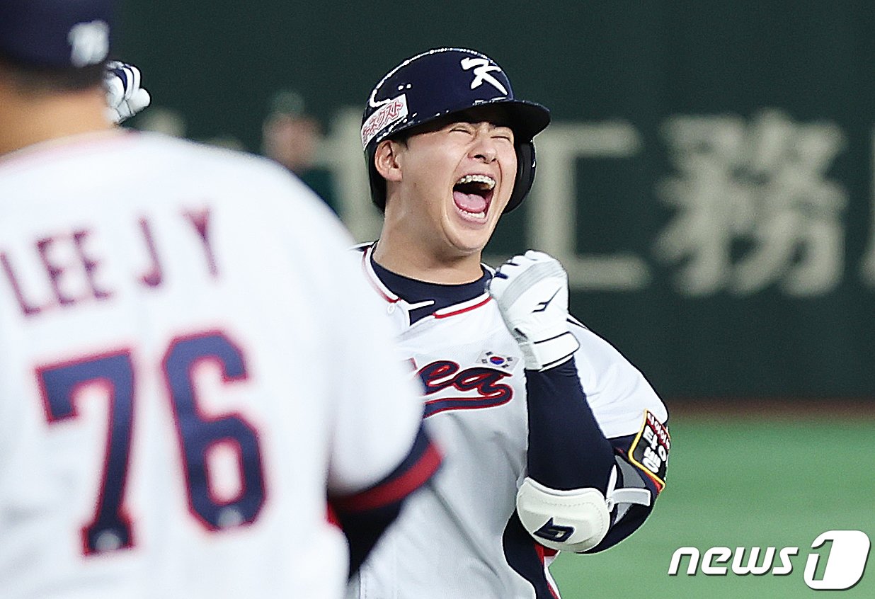본문 이미지 - 16일 오후 일본 도쿄돔에서 열린 '2023 아시아프로야구챔피언십(APBC)' 대한민국과 호주의 경기 10회말 무사 1,2루 상황, 대한민국 노시환이 끝내기 안타를 친 후 기뻐하고 있다. 2023.11.16/뉴스1 ⓒ News1 이재명 기자