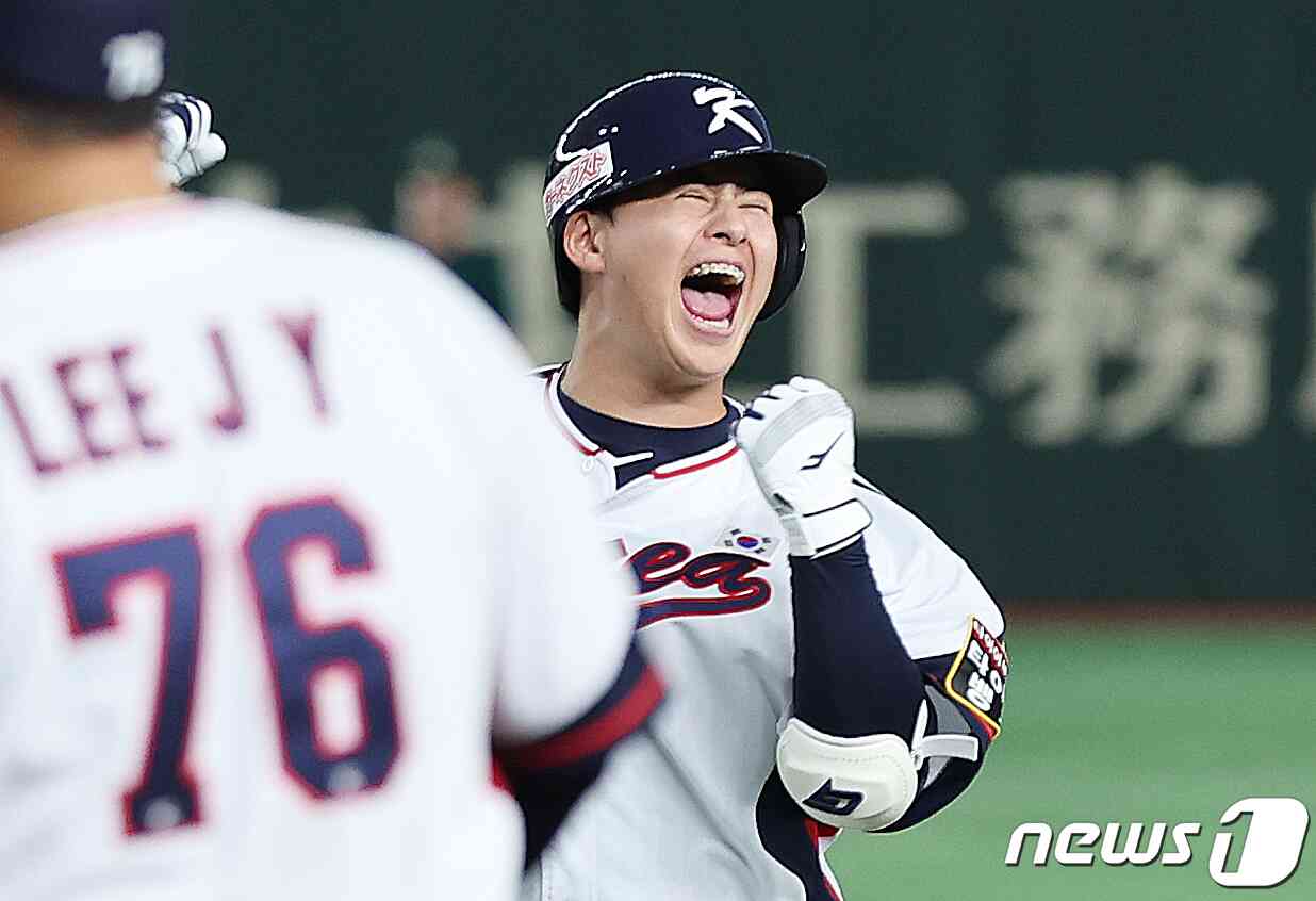 16일 오후 일본 도쿄돔에서 열린 '2023 아시아프로야구챔피언십(APBC)' 대한민국과 호주의 경기 10회말 무사 1,2루 상황, 대한민국 노시환이 끝내기 안타를 친 후 기뻐하고 있다. 2023.11.16/뉴스1 © News1 이재명 기자