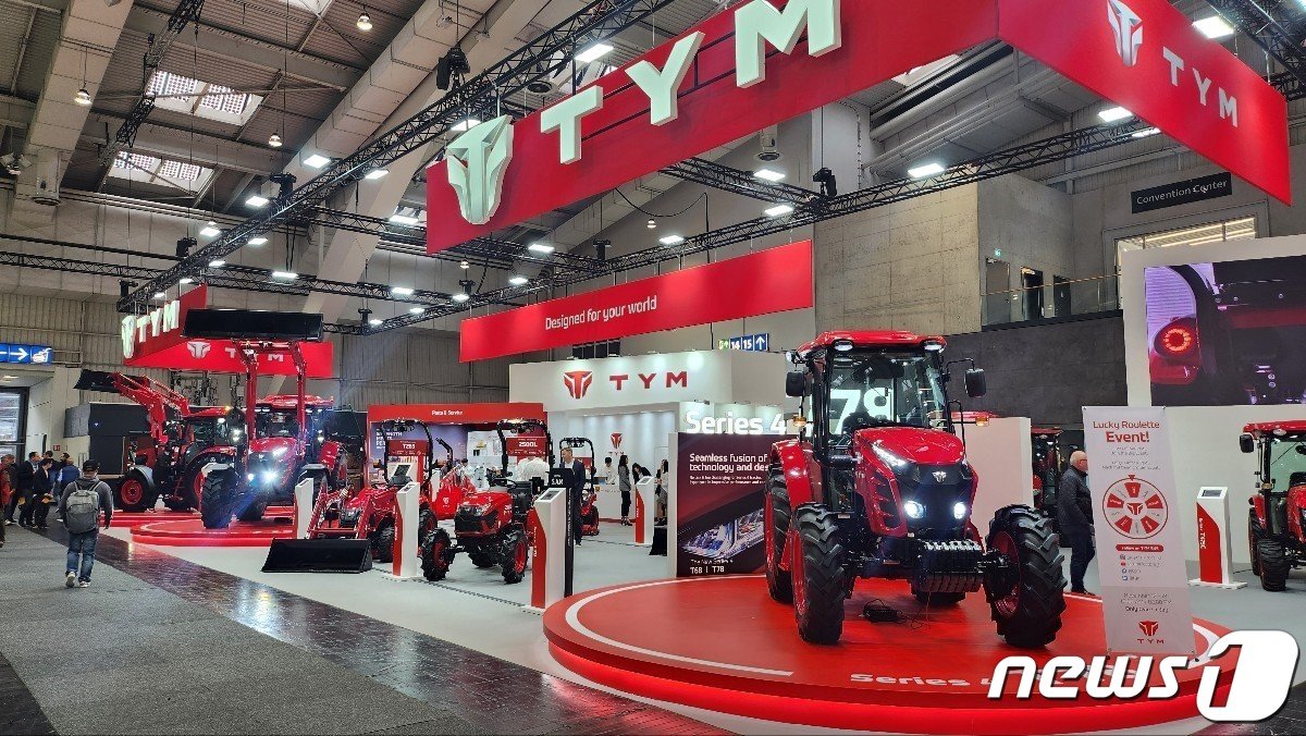 본문 이미지 - 2023 AGRITECHNICA 참가한 TYM 부스 모습&#40;TYM 제공&#41; 