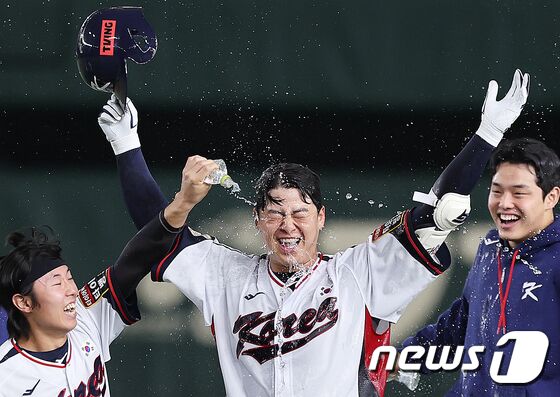 끝내기 안타 친 노시환 '승리의 주역'