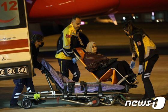 [사진] 튀르키예 공항 도착해 구급차 타는 가자 암 환자