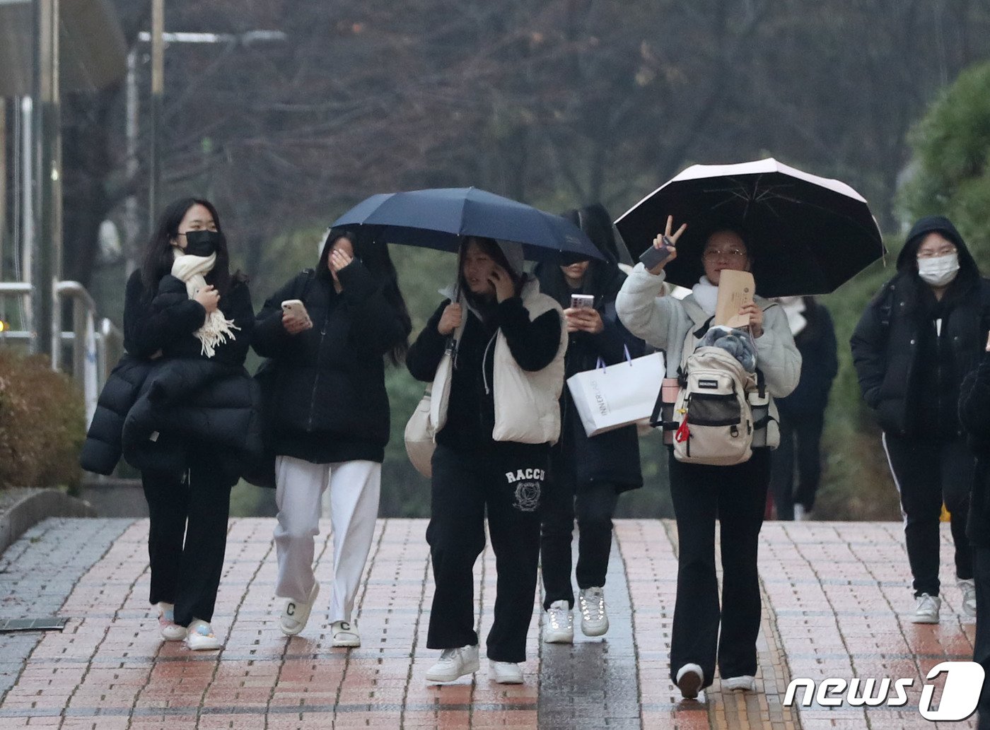 2024학년도 대학수학능력시험일인 16일 오후 경기 화성시 나루고등학교에서 수능 시험을 마친 수험생들이 시험장을 나오고 있다. 2023.11.16/뉴스1 ⓒ News1 김영운 기자