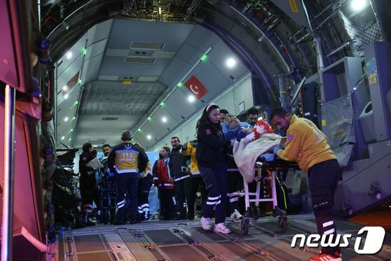 [사진] 튀르키예 도착해 비행기 내리는 가자 지구 암 환자