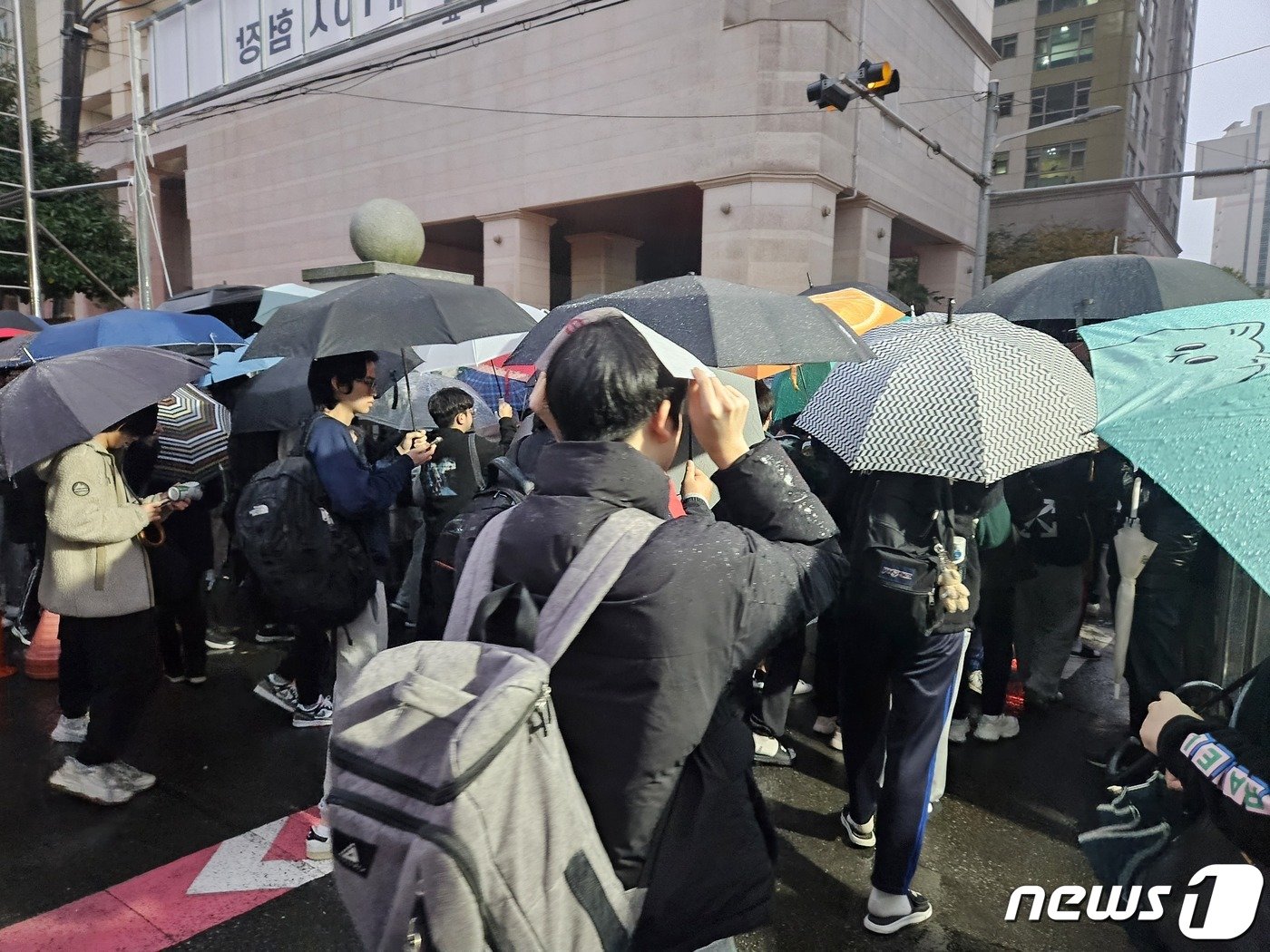 2024학년도 대학수학능력시험이 치러진 16일 오후 부산 진구 경남공업고등학교에서 우산을 미처 챙기지 못한 한 수험생이 시험장을 빠져나가고 있다. 2023.11.16/뉴스1 ⓒ News1 권영지 기자