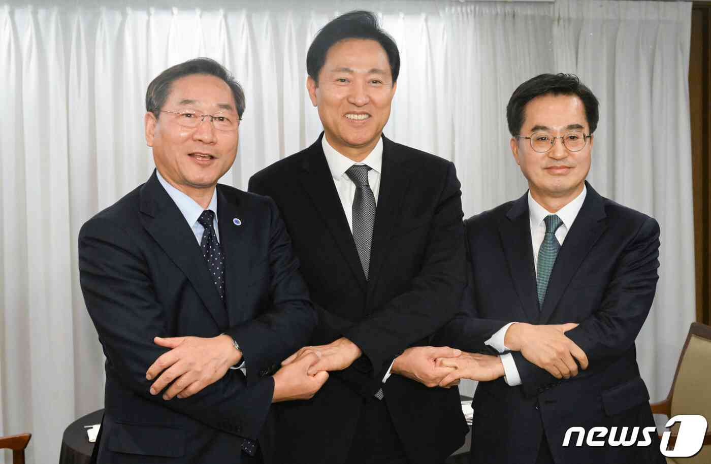 경기도가 추진 중인 산하 공공기관의 경기 북부 이전이 ‘김포시, 서울 편입’ 논란과 맞물려 혼선을 빚고 있다. 사진은 유정복 인천시장, 오세훈 서울시장, 김동연 경기도지사(왼쪽부터)가 16일 오후 서울 중구 프레스센터에서 가진 3자 회동에 앞서 손을 맞잡고 있는 모습. (공동취재) 2023.11.16/뉴스1 © News1 김도우 기자