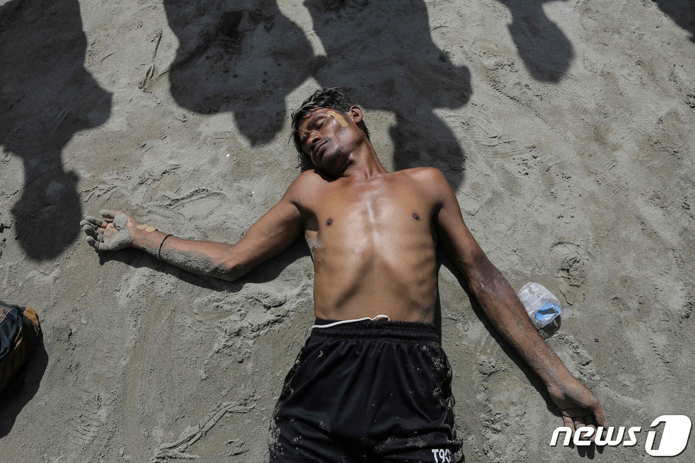 (아체 AFP=뉴스1) 우동명 기자 = 16일(현지시간) 인도네시아 아체주의 해변에 새로 도착한 로힝야 족 난민이 음식과 물을 제공 받은 뒤 상륙은 허락 받지 못하자 헤엄을 쳐 해 …