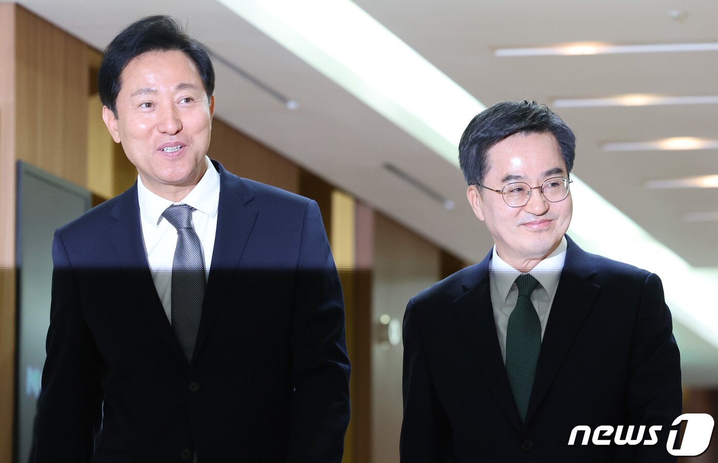 본문 이미지 - 오세훈 서울시장과 김동연 경기도지사가 2023년 11월 16일 오후 서울 중구 프레스센터에서 열린 서울시장·경기도지사·인천시장 3자 회담에 참석하고 있다. (공동취재) 2023.11.16/뉴스1 ⓒ News1 김도우 기자