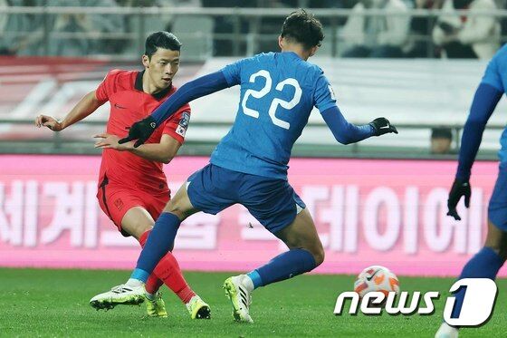 패스하는 황희찬