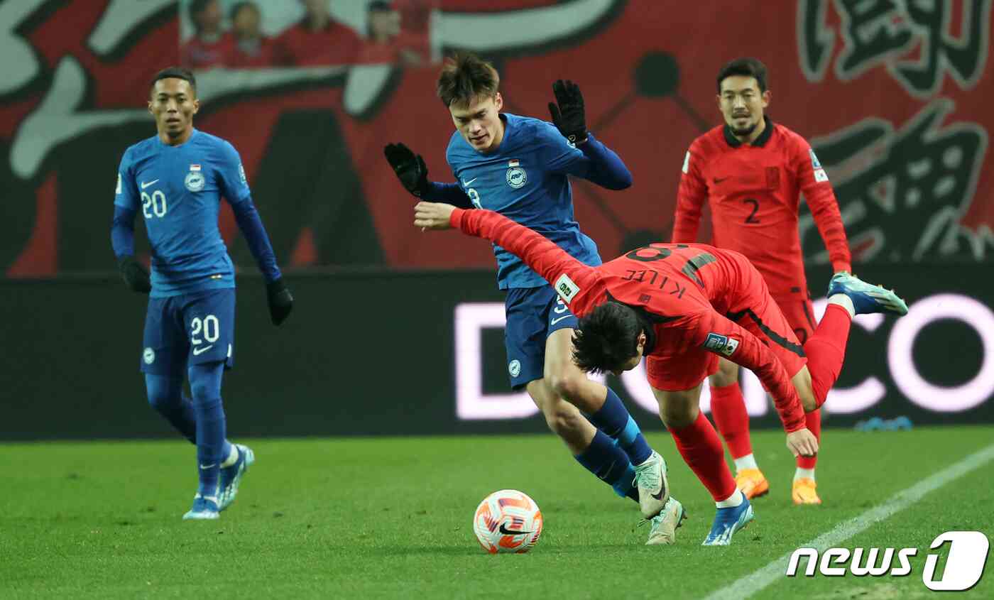 대한민국 축구대표팀 이강인이 16일 서울 마포구 서울월드컵경기장에서 열린 2026 FIFA 북중미 월드컵 아시아 지역 2차 예선 C조 조별리그 대한민국과 싱가포르의 경기에서 반칙을 당하고 있다. 2023.11.16/뉴스1 © News1 김성진 기자