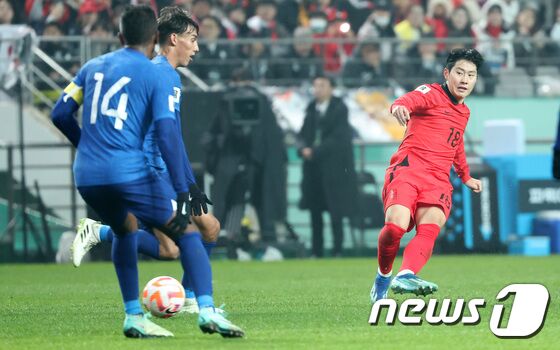 전방으로 찔러주는 이강인