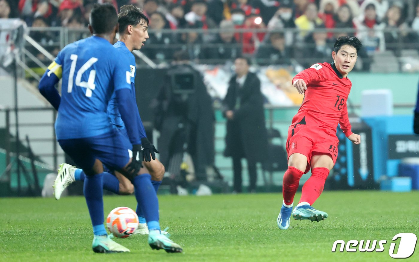 본문 이미지 - 대한민국 축구대표팀 이강인이 16일 서울 마포구 서울월드컵경기장에서 열린 2026 FIFA 북중미 월드컵 아시아 지역 2차 예선 C조 조별리그 대한민국과 싱가포르의 경기에서 패스를 하고 있다. 2023.11.16/뉴스1 ⓒ News1 김성진 기자