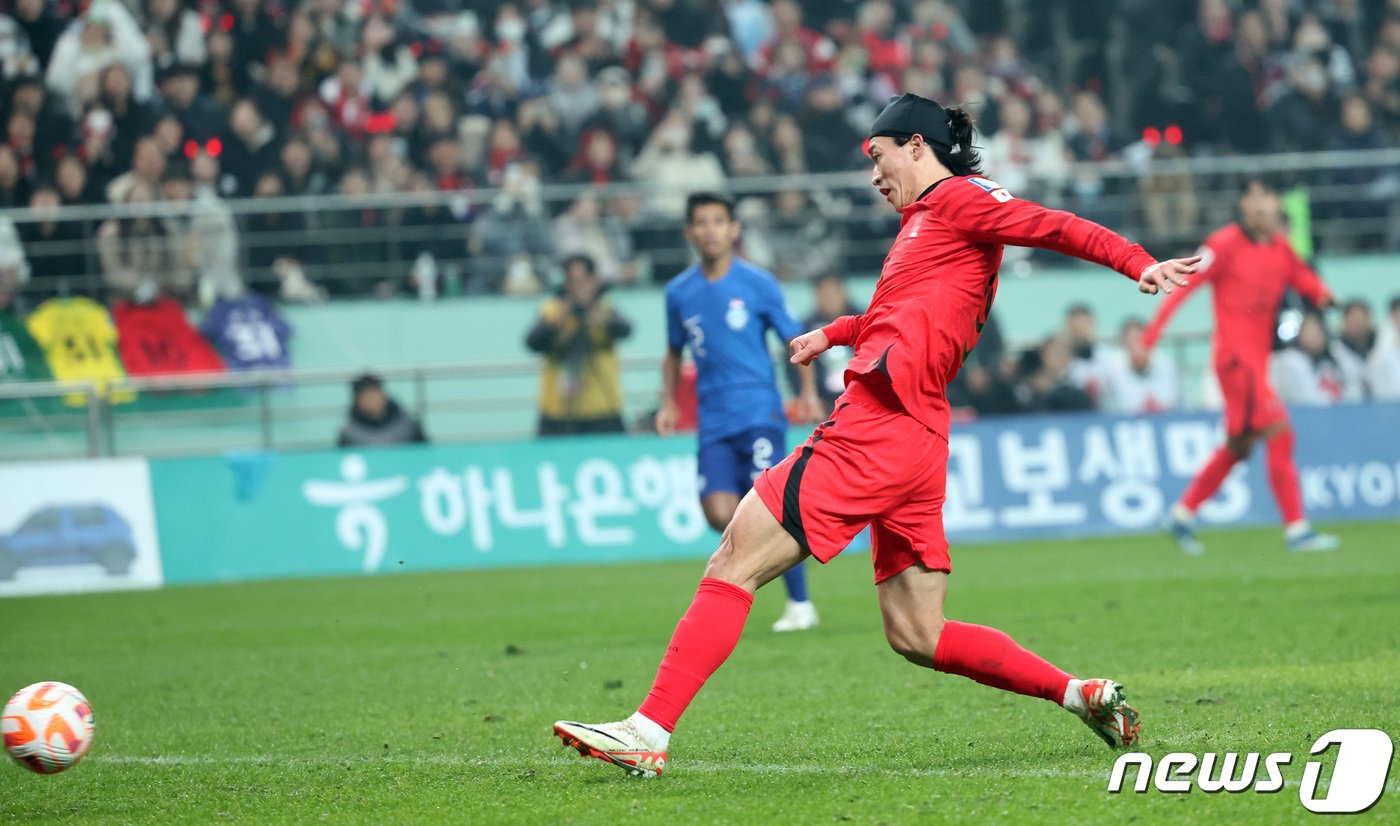 대한민국 축구대표팀 조규성이 16일 서울 마포구 서울월드컵경기장에서 열린 2026 FIFA 북중미 월드컵 아시아 지역 2차 예선 C조 조별리그 대한민국과 싱가포르의 경기에서 선제골을 터뜨리고 있다. 2023.11.16/뉴스1 ⓒ News1 김성진 기자