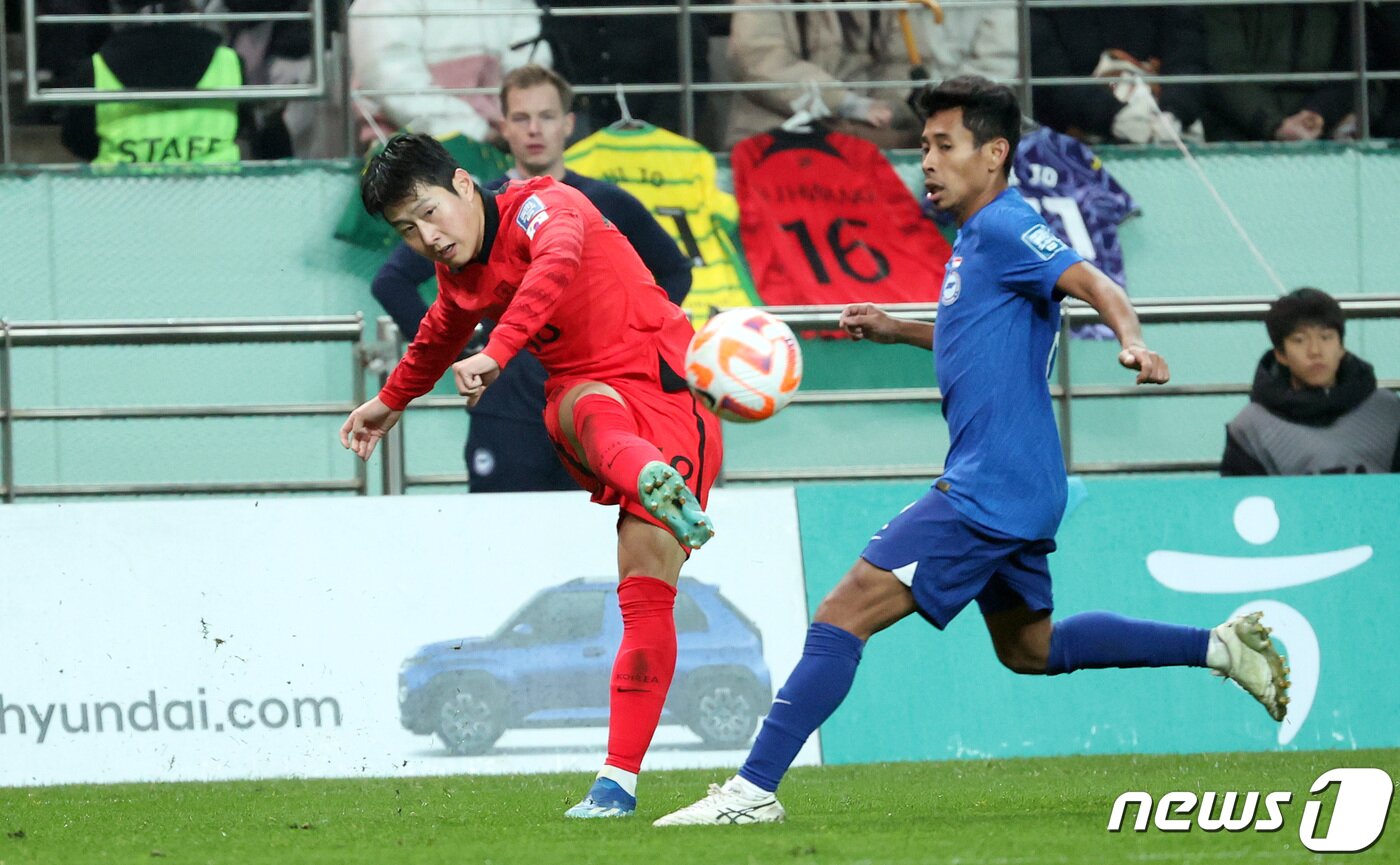 본문 이미지 - 대한민국 축구대표팀 이강인이 16일 서울 마포구 서울월드컵경기장에서 열린 2026 FIFA 북중미 월드컵 아시아 지역 2차 예선 C조 조별리그 대한민국과 싱가포르의 경기에서 크로스를 올리고 있다. 2023.11.16/뉴스1 ⓒ News1 김성진 기자
