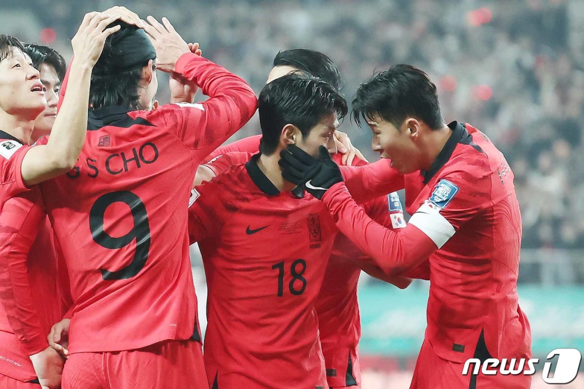 축구대표팀의 손흥민(오른쪽)과 이강인. /뉴스1 © News1 민경석 기자