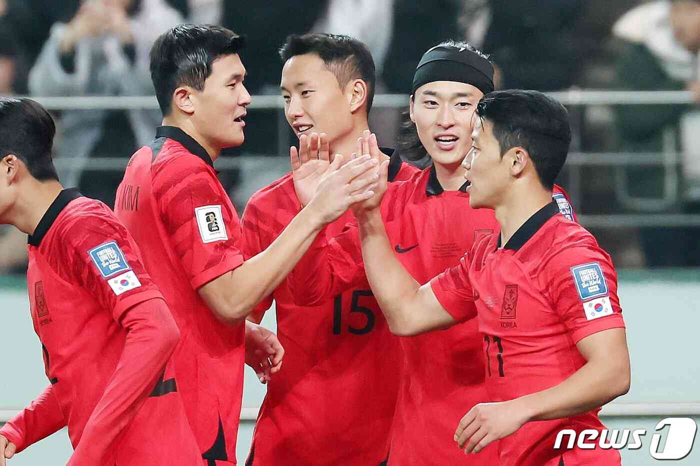 16일 서울 마포구 서울월드컵경기장에서 열린 2026 FIFA 북중미 월드컵 아시아 지역 2차 예선 C조 조별리그 대한민국과 싱가포르의 경기에서 황희찬이 헤딩슛을 성공시킨 뒤 김민재와 기쁨을 나누고 있다. 2023.11.16/뉴스1 © News1 민경석 기자
