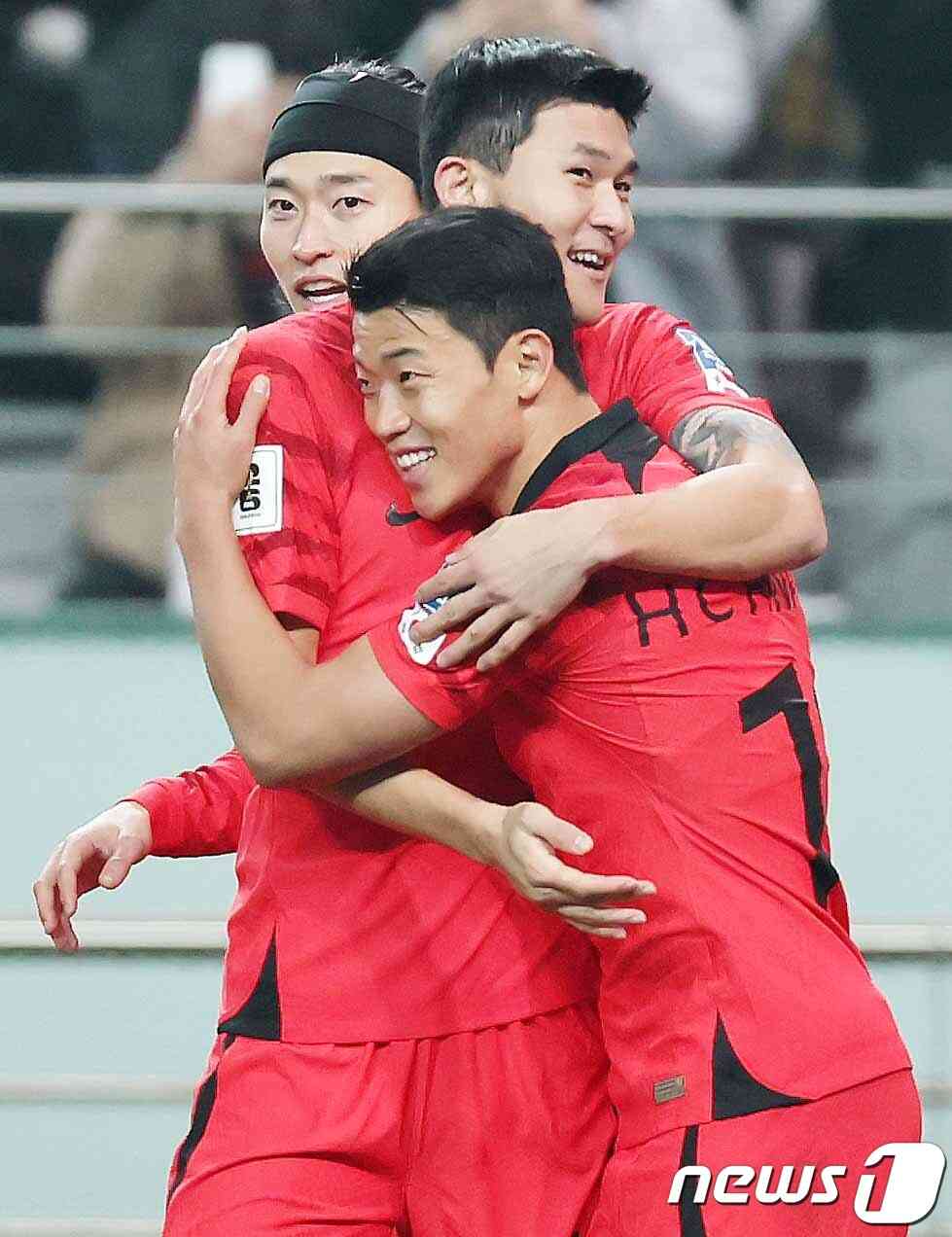 16일 서울 마포구 서울월드컵경기장에서 열린 2026 FIFA 북중미 월드컵 아시아 지역 2차 예선 C조 조별리그 대한민국과 싱가포르의 경기에서 황희찬이 헤딩슛을 성공시킨 뒤 김민재와 기쁨을 나누고 있다. 2023.11.16/뉴스1 © News1 민경석 기자