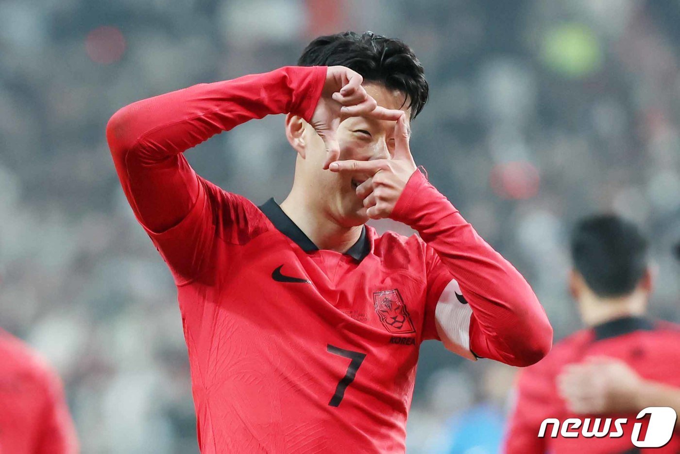 본문 이미지 - 16일 서울 마포구 서울월드컵경기장에서 열린 2026 FIFA 북중미 월드컵 아시아 지역 2차 예선 C조 조별리그 대한민국과 싱가포르의 경기에서 손흥민이 슛을 성공시킨 뒤 세리머니를 하고 있다. 2023.11.16/뉴스1 ⓒ News1 민경석 기자