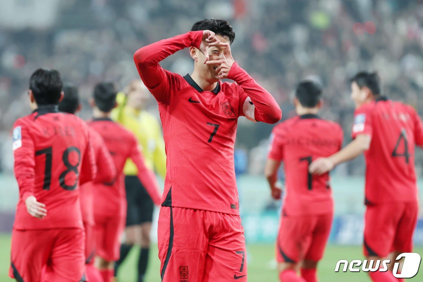 본문 이미지 - 16일 서울 마포구 서울월드컵경기장에서 열린 2026 FIFA 북중미 월드컵 아시아 지역 2차 예선 C조 조별리그 대한민국과 싱가포르의 경기에서 손흥민이 슛을 성공시킨 뒤 세리머니를 하고 있다. 2023.11.16/뉴스1 ⓒ News1 민경석 기자