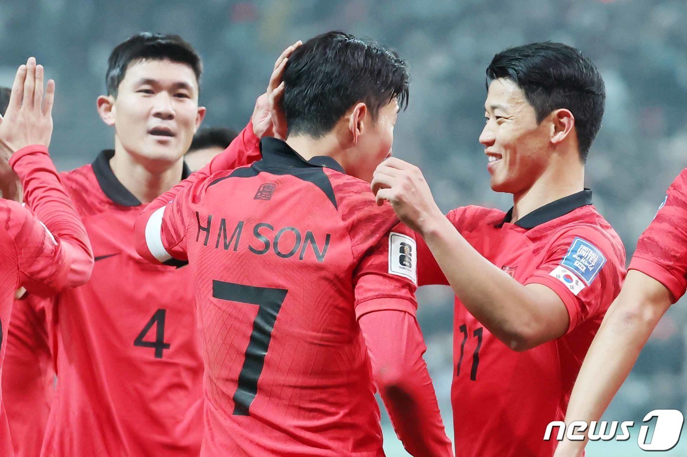 16일 서울 마포구 서울월드컵경기장에서 열린 2026 FIFA 북중미 월드컵 아시아 지역 2차 예선 C조 조별리그 대한민국과 싱가포르의 경기에서 손흥민이 슛을 성공시킨 뒤 황희찬·김민재와 함께 기쁨을 나누고 있다. 2023.11.16/뉴스1 ⓒ News1 민경석 기자