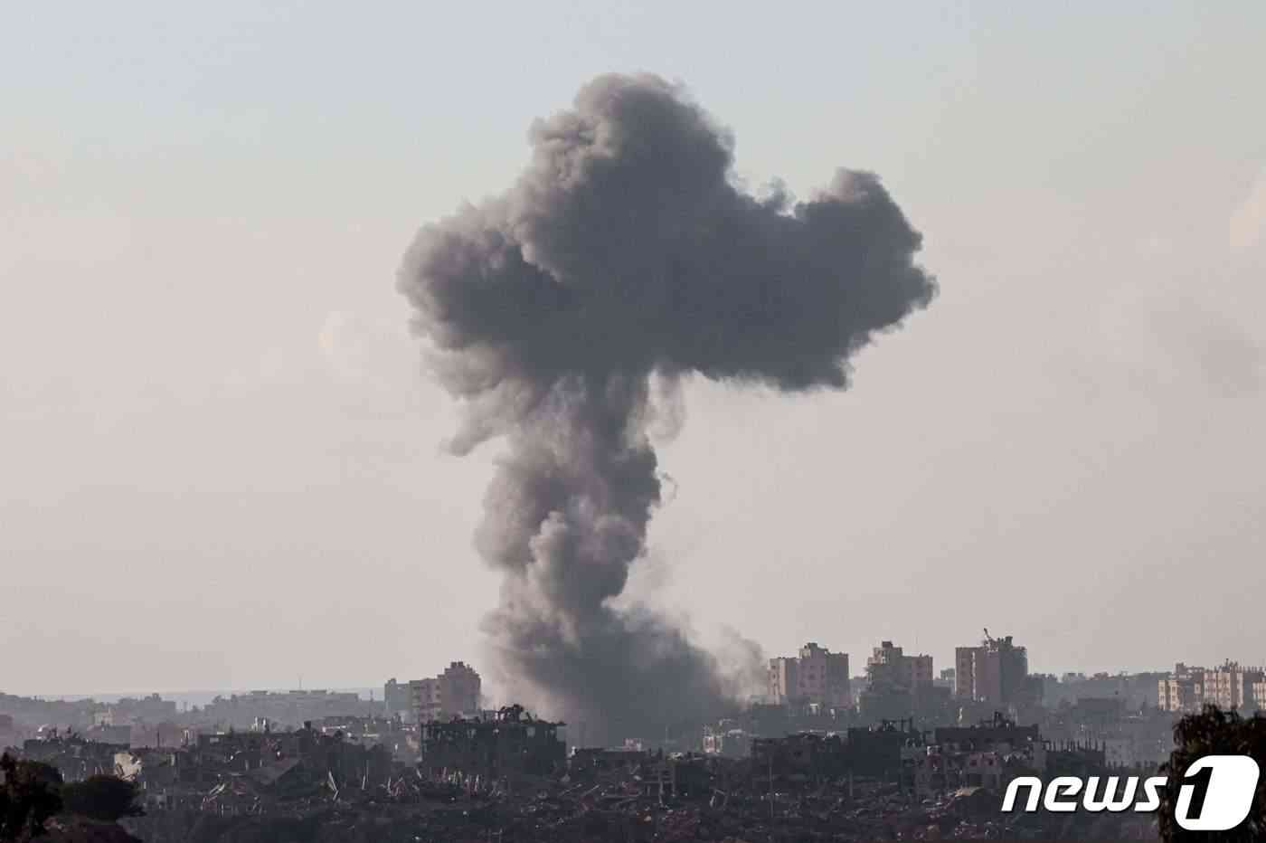 16일(현지시간) 이스라엘군의 폭격을 받아 연기가 피어오르고 있는 팔레스타인 가자지구의 모습. 2023.11.16/뉴스1 © AFP=뉴스1 © News1 김민수 기자