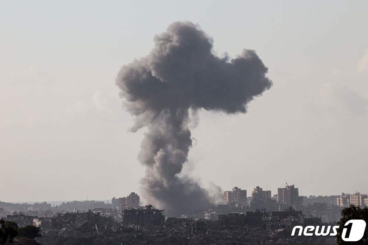 16일(현지시간) 이스라엘군의 폭격을 받아 연기가 피어오르고 있는 팔레스타인 가자지구의 모습. 2023.11.16/뉴스1 © AFP=뉴스1 © News1 김민수 기자