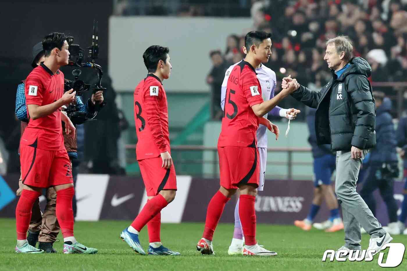 16일 서울 마포구 서울월드컵경기장에서 열린 2026 FIFA 북중미 월드컵 아시아 지역 2차 예선 C조 조별리그 대한민국과 싱가포르의 경기에서 위르겐 클린스만 대한민국 축구대표팀 감독이 5대0 승리를 거둔 선수들을 격려하고 있다. 2023.11.16/뉴스1 © News1 민경석 기자