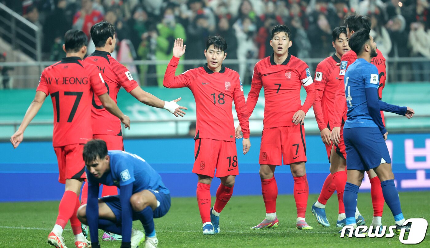 본문 이미지 - 대한민국 축구대표팀 이강인이 16일 서울 마포구 서울월드컵경기장에서 열린 2026 FIFA 북중미 월드컵 아시아 지역 2차 예선 C조 조별리그 대한민국과 싱가포르의 경기에서 페널티 킥으로 팀의 다섯 번째 골을 터뜨린 후 선수들과 하이파이브를 하고 있다. 2023.11.16/뉴스1 ⓒ News1 김성진 기자