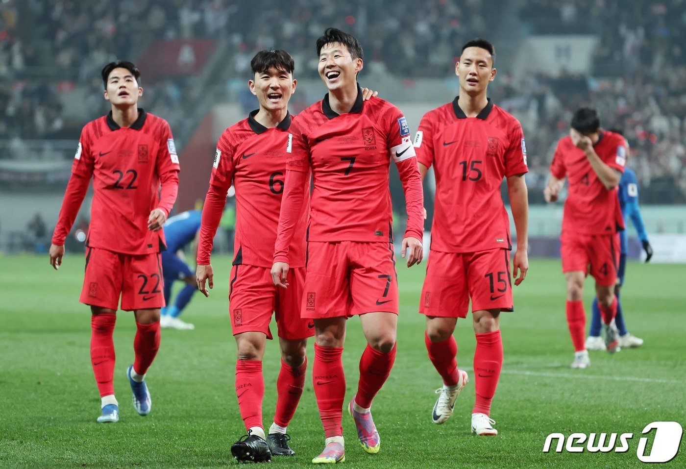 16일 서울 마포구 서울월드컵경기장에서 열린 2026 FIFA 북중미 월드컵 아시아 지역 2차 예선 C조 조별리그 대한민국과 싱가포르의 경기에서 손흥민이 슛을 성공시킨 뒤 동료들과 함께 기뻐하고 있다. 2023.11.16/뉴스1 ⓒ News1 민경석 기자