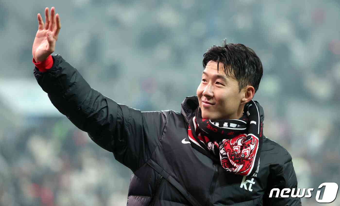 대한민국 축구대표팀 손흥민이 16일 서울 마포구 서울월드컵경기장에서 열린 2026 FIFA 북중미 월드컵 아시아 지역 2차 예선 C조 조별리그 대한민국과 싱가포르의 경기에서 5-0으로 승리한 후 관중석을 향해 인사하고 있다. 2023.11.16/뉴스1 © News1 김성진 기자