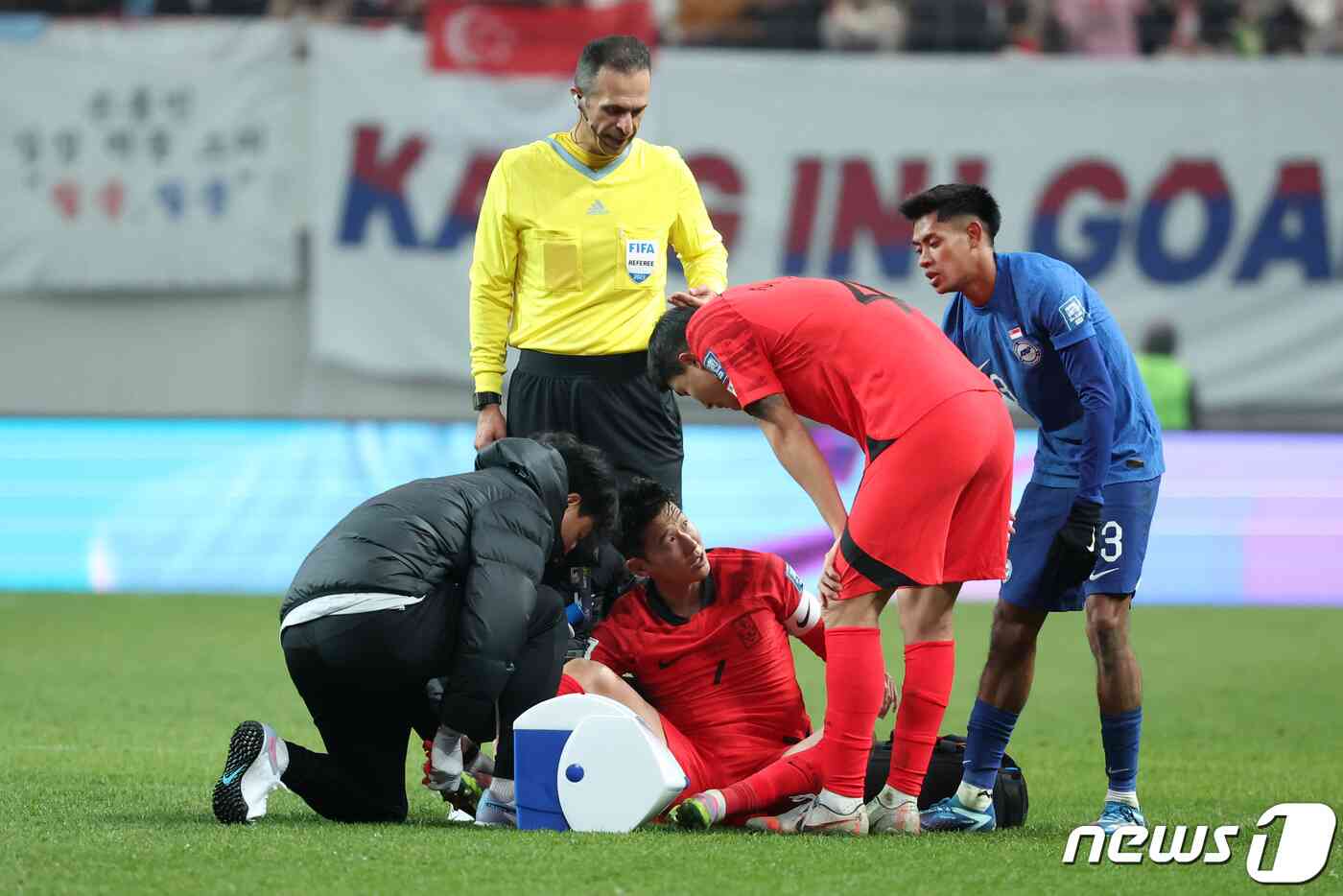 대한민국 축구대표팀 손흥민이 16일 서울 마포구 서울월드컵경기장에서 열린 2026 FIFA 북중미 월드컵 아시아 지역 2차 예선 C조 조별리그 대한민국과 싱가포르의 경기에서 발목 통증을 호소하던 중 싱가포르 선수와 신경전을 펼치고 있다. 2023.11.16/뉴스1 © News1 김성진 기자