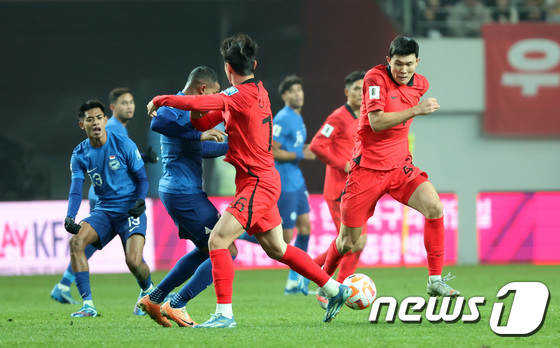 공 가로채는 김민재
