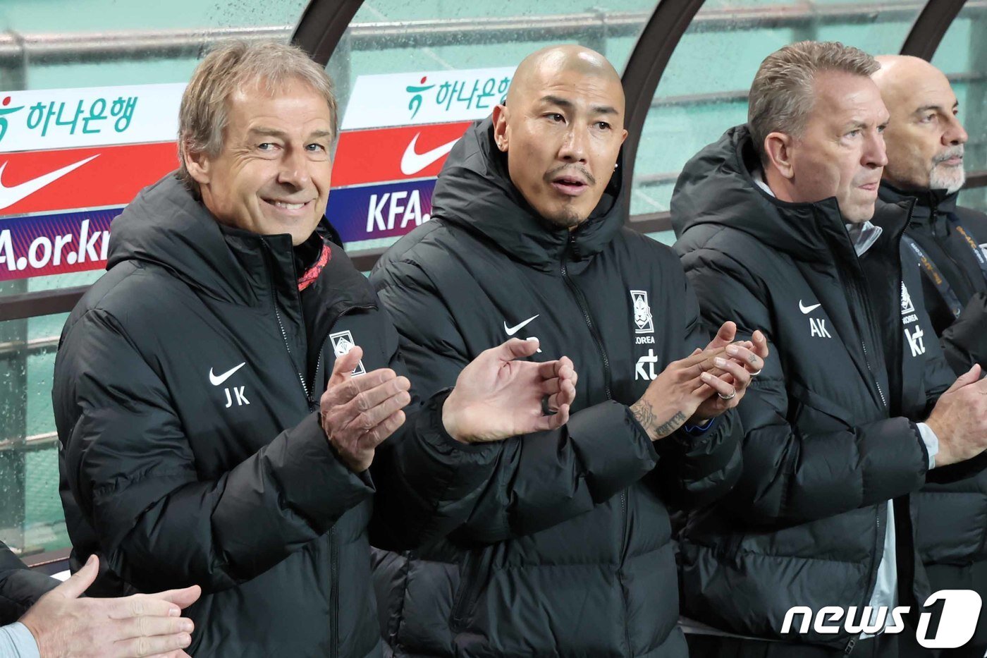 본문 이미지 - 16일 서울 마포구 서울월드컵경기장에서 열린 2026 FIFA 북중미 월드컵 아시아 지역 2차 예선 C조 조별리그 대한민국과 싱가포르의 경기 시작을 앞두고 위르겐 클린스만 대한민국 축구 대표팀 감독이 박수로 선수들을 격려하고 있다. 2023.11.16/뉴스1 ⓒ News1 민경석 기자