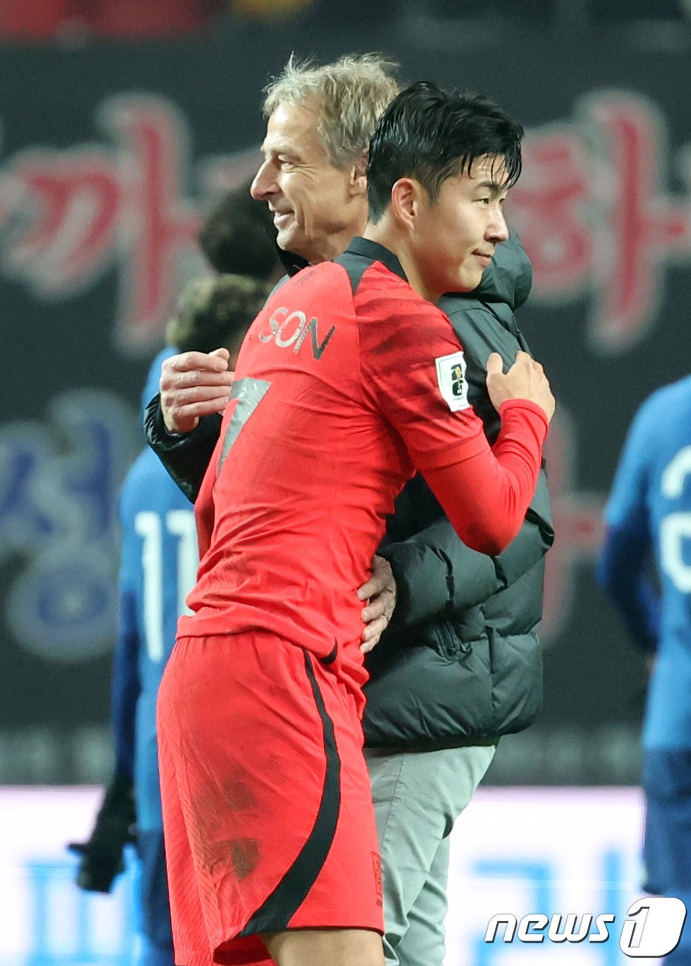 본문 이미지 - 대한민국 축구대표팀 손흥민이 16일 서울 마포구 서울월드컵경기장에서 열린 2026 FIFA 북중미 월드컵 아시아 지역 2차 예선 C조 조별리그 대한민국과 싱가포르의 경기에서 5-0 승리를 한 후 클린스만 감독과 포옹하고 있다. 2023.11.16/뉴스1 ⓒ News1 김성진 기자