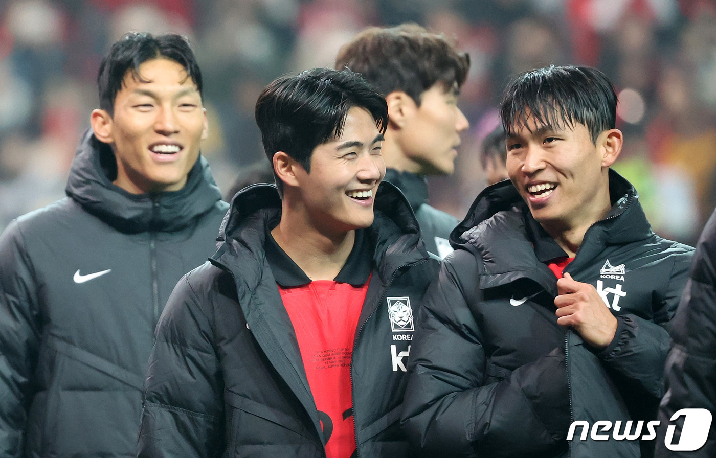 (서울=뉴스1) 김성진 기자 = 대한민국 축구대표팀 김승규(왼쪽부터), 설영우, 정우영이 16일 서울 마포구 서울월드컵경기장에서 열린 2026 FIFA 북중미 월드컵 아시아 지역 …
