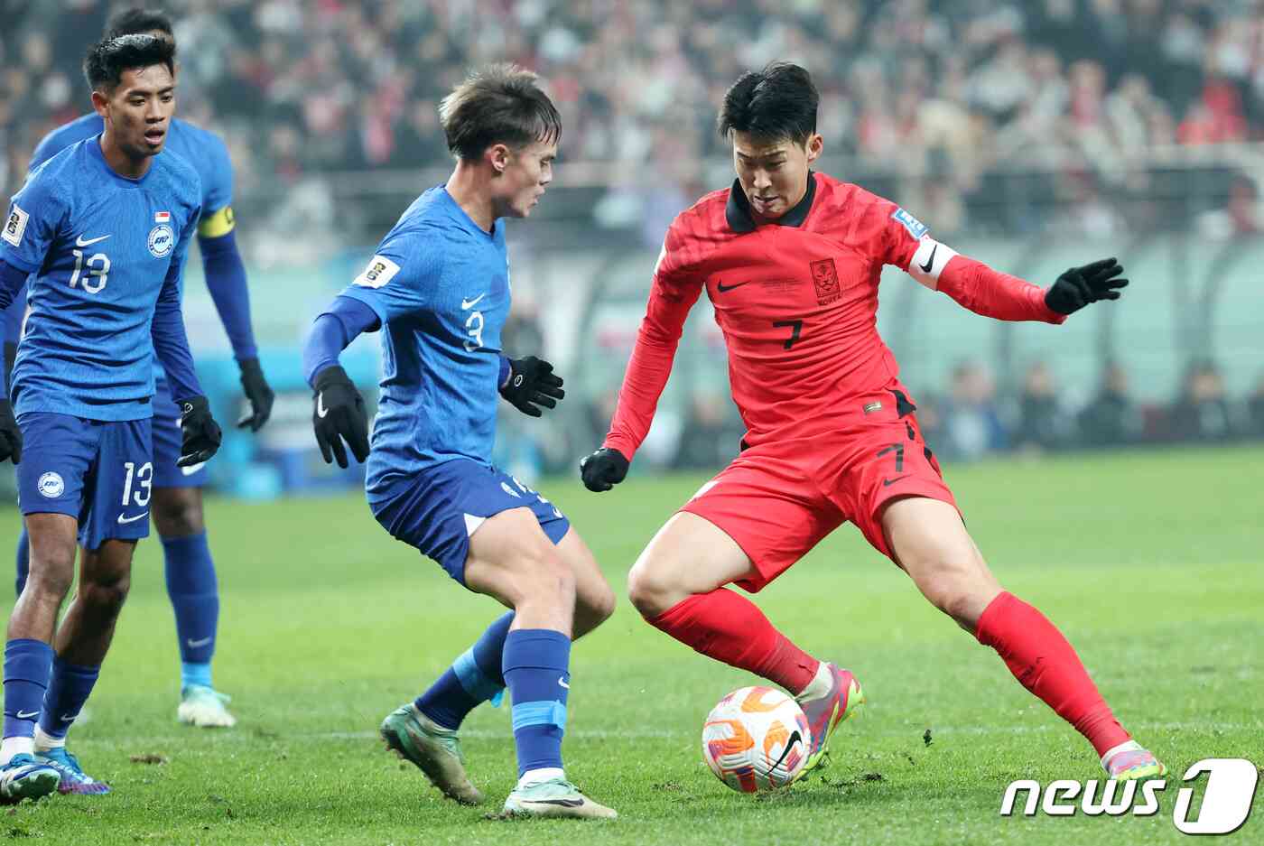 대한민국 축구대표팀 손흥민이 16일 서울 마포구 서울월드컵경기장에서 열린 2026 FIFA 북중미 월드컵 아시아 지역 2차 예선 C조 조별리그 대한민국과 싱가포르의 경기에서 돌파하고 있다. 2023.11.16/뉴스1 © News1 김성진 기자