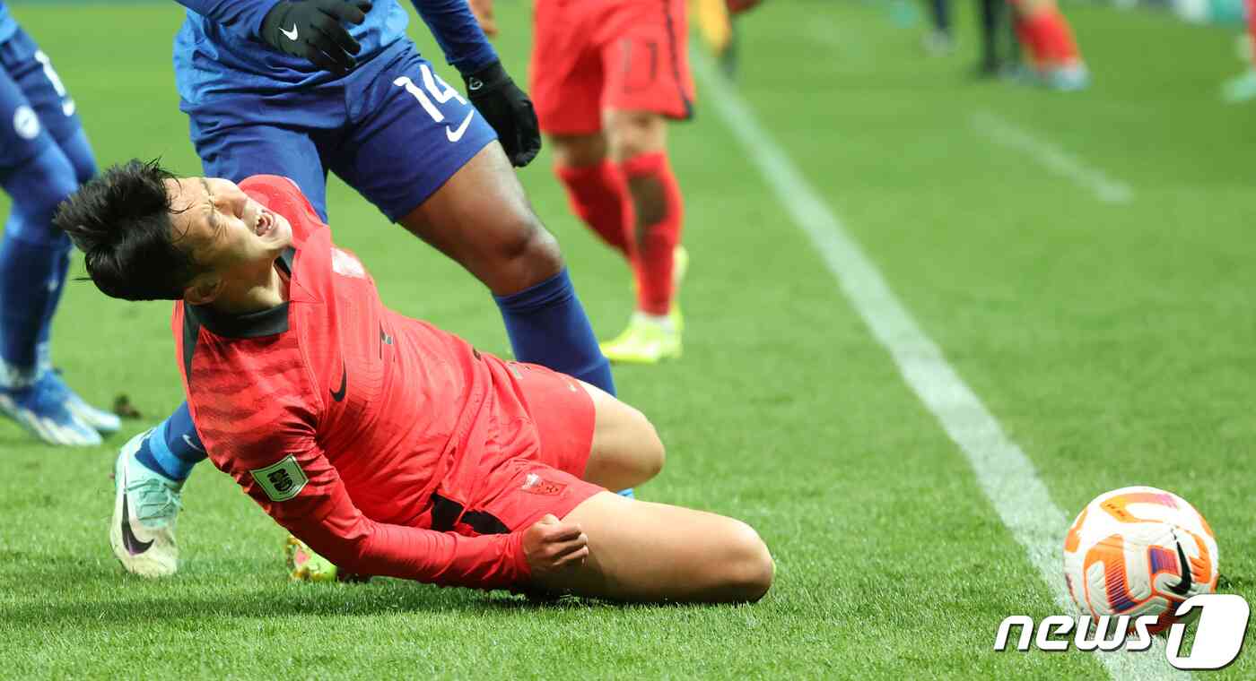 대한민국 축구대표팀 손흥민이 16일 서울 마포구 서울월드컵경기장에서 열린 2026 FIFA 북중미 월드컵 아시아 지역 2차 예선 C조 조별리그 대한민국과 싱가포르의 경기에서 반칙을 당한 후 고통을 호소하고 있다. 2023.11.16/뉴스1 © News1 김성진 기자