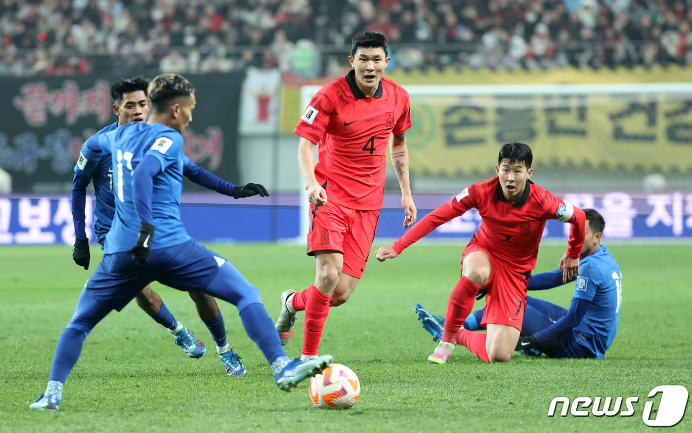 (서울=뉴스1) 김성진 기자 = 대한민국 축구대표팀 김민재와 손흥민이 16일 서울 마포구 서울월드컵경기장에서 열린 2026 FIFA 북중미 월드컵 아시아 지역 2차 예선 C조 조별 …