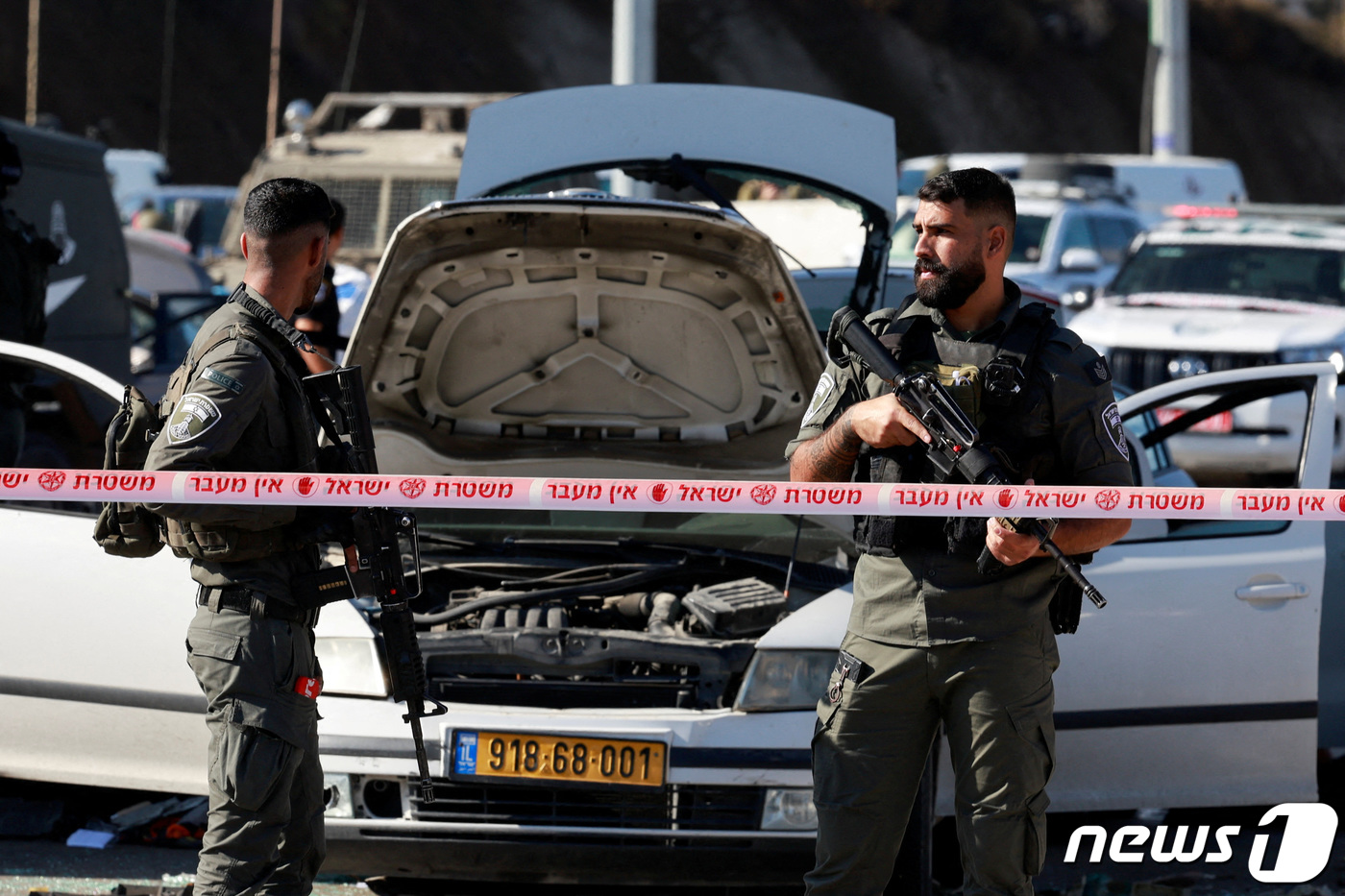 (예루살렘 로이터=뉴스1) 김성식 기자 = 16일(현지시간) 이스라엘 예루살렘 인근 검문소에서 총격전이 벌어져 무장괴한 3명이 사살되고 이스라엘군 6명이 부상을 입은 가운데 군이 …