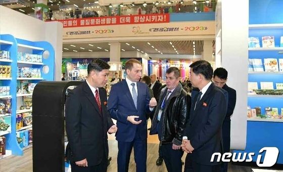북한 경공업제품전시회 참관하는 러시아 대표단