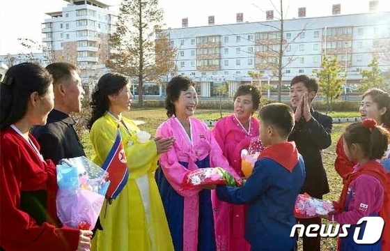 축하의 꽃다발 받는 북한 어머니들…'어머니날 기념'