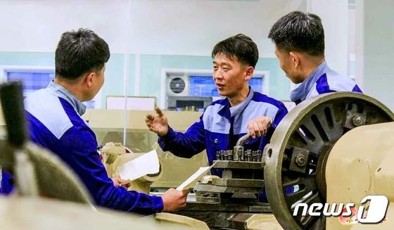 종업원 독려하는 북한 일꾼들…
