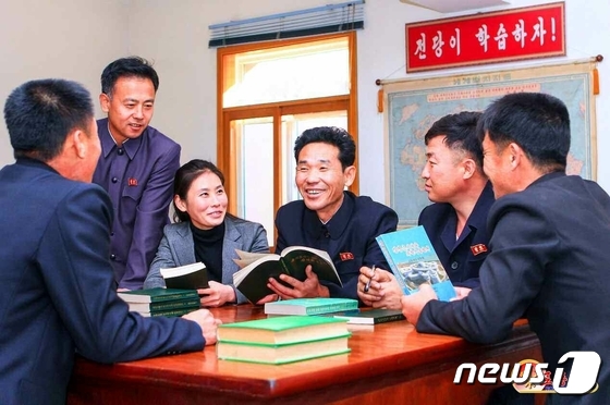 "훌륭한 품격 갖추도록"…노동자 독려하는 북한 일꾼들